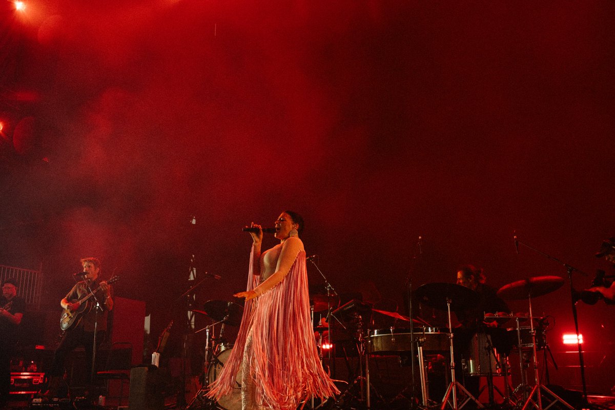 Elisapie's tweet photo. WOW @festivaleteqc sur les plaines d’Abraham, le plus gros stage que j’ai jamais fait.
Je vous adore public de Québec, Nakurmiik pour tout l’amour.
On se voit le 9 décembre au Grand théâtre ?!
https://t.co/Yh5stZdWfB

📸Villedepluie
@bonsound https://t.co/kJdzZMyxkt