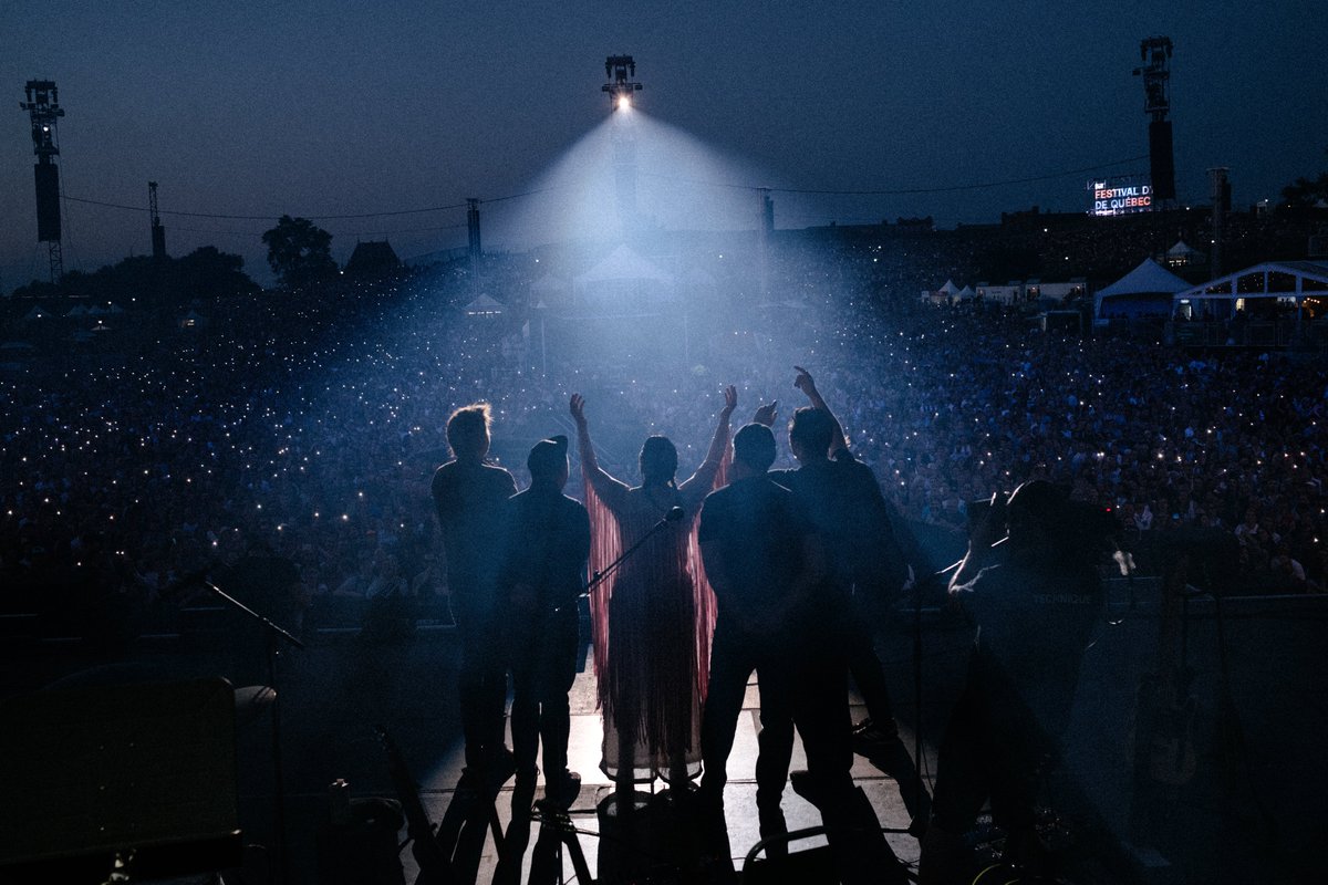 Elisapie's tweet photo. WOW @festivaleteqc sur les plaines d’Abraham, le plus gros stage que j’ai jamais fait.
Je vous adore public de Québec, Nakurmiik pour tout l’amour.
On se voit le 9 décembre au Grand théâtre ?!
https://t.co/Yh5stZdWfB

📸Villedepluie
@bonsound https://t.co/kJdzZMyxkt