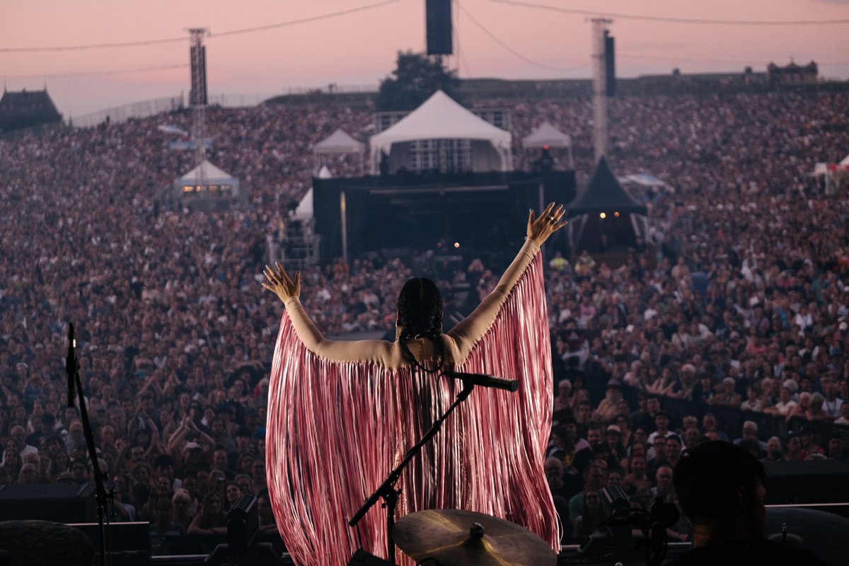 Elisapie's tweet photo. WOW @festivaleteqc sur les plaines d’Abraham, le plus gros stage que j’ai jamais fait.
Je vous adore public de Québec, Nakurmiik pour tout l’amour.
On se voit le 9 décembre au Grand théâtre ?!
https://t.co/Yh5stZdWfB

📸Villedepluie
@bonsound https://t.co/kJdzZMyxkt
