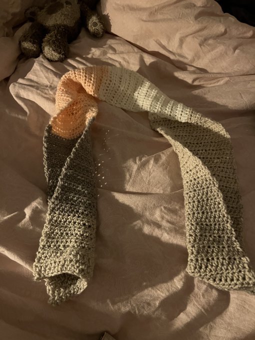 I made my first scarf, tell me im a talented girl and ur proud of me plz :) https://t.co/UcTNAHutOa
