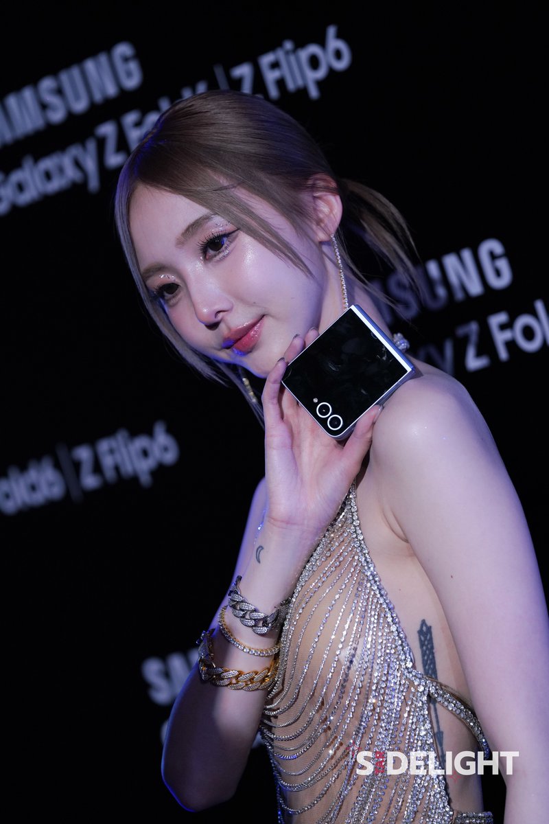 StarDelight_ent's tweet photo. “เนเน่ พรนับพัน” ในงานเปิดตัว The new Galaxy ซีรีส์ล่าสุดของ Galaxy Z ในธีม “Unfold Your Story”

#GalaxyXNene #GalaxyZFlip6    #GalaxyZFold6   
#เนเน่ #Nene郑乃馨 #NeNe #nenevader #SamsungUnpacked     
#GalaxyAI     #SAMSUNG https://t.co/z6Xp7TImt2
