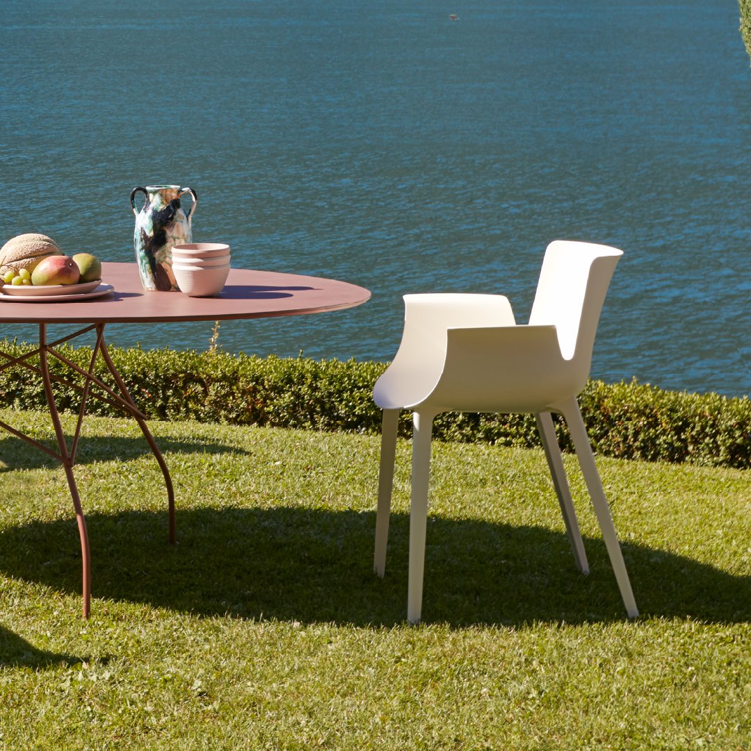 KartellOfficial's tweet photo. Discover the new Glossy table.
The tabletop, crafted from premium stoneware, beautifully complements the painted steel legs, each finished in the same exquisite color as the top.

#Kartell #KartellDesign #kartelllovestheplanet #Kartellwander #Kartelloutdoor #LakeComo https://t.co/jiC9bQYqXc