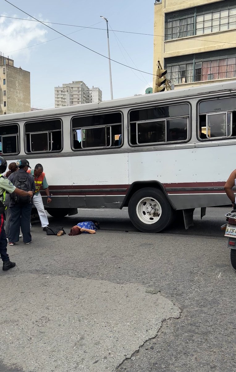 alejotuits's tweet photo. Un autobús acaba de pasar por encima a una ancianita en la esquina del conde en Caracas, lamentablemente falleció, no tengo sus datos no sé nada de la señora tal vez algún familiar pueda reconocerla por la ropa y disculpen la foto. https://t.co/HUufJd9Jzn