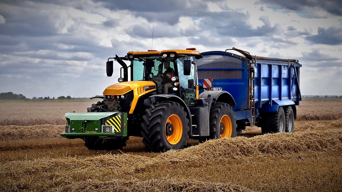 AgriweldLtd's tweet photo. Throwback Thursday is a nod back to harvest gone by with another of our photo contest entries, this one by Lisa Pryor with Buckle Farms JCB Agriculture Fastrac on corn cart duty, an Agriweld transport box sits up front.
#agriweld #jcb #fastrac #harvest #farm #farmlife https://t.co/7dB6CAHGsY