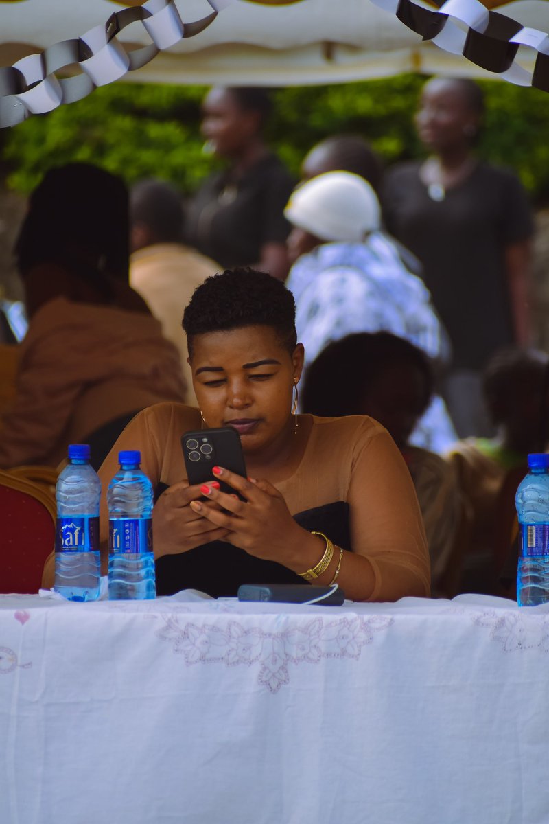 SharleenWambui9's tweet image. Instead ya Maandamano ,my dear brothers and sisters the Gen Z si tupee rais a chance we have a dialogue? Dialogue is the new swag.We don’t have a Kenya B.

Nangoja feedback zenu.. 
Retweet for dialogue 😍.

No need to #OccupyCBDThursday