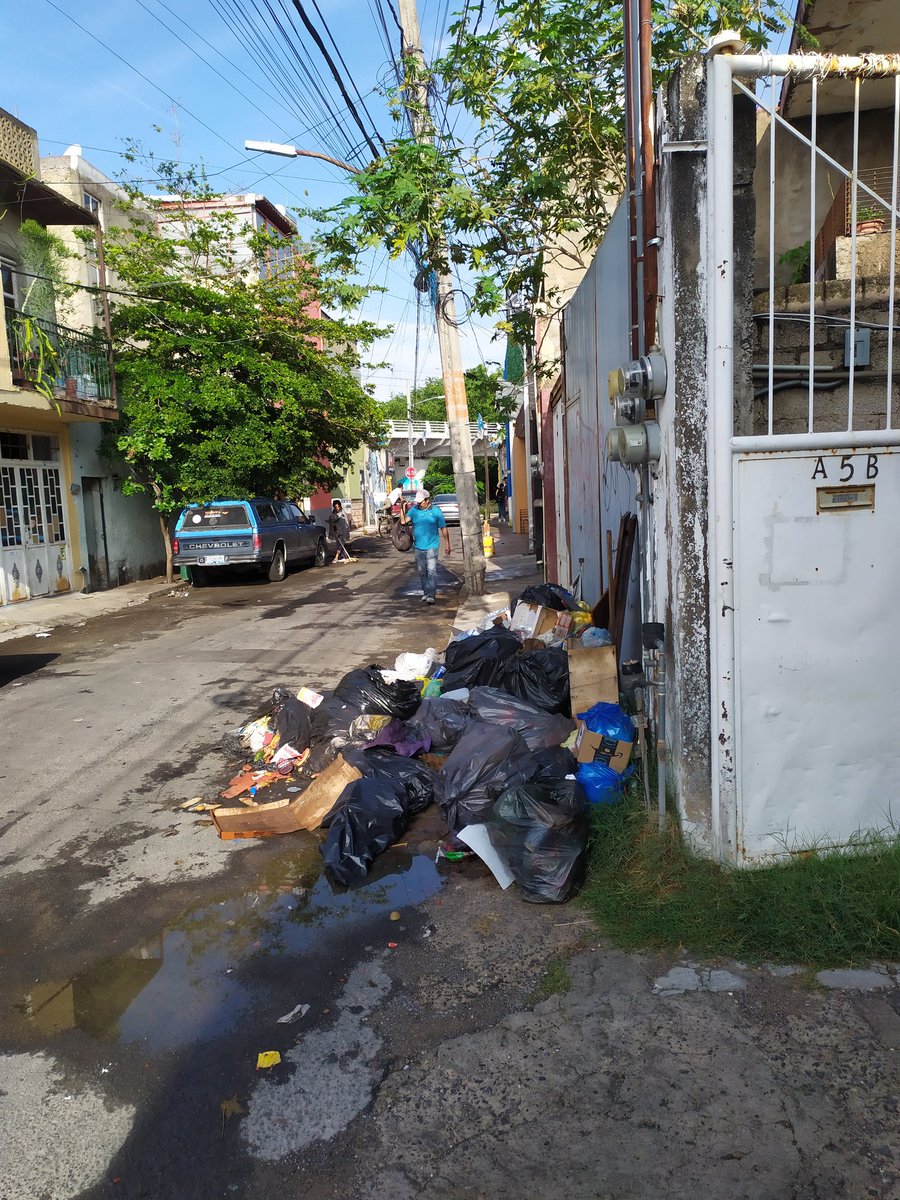 frantizek's tweet photo. #enGuadalajara @GuadalajaraGob @PabloLemusN @VeroDelgadilloG 
@siapagdl 

El socavón eterno en la calle Durango (entre Miguel Gordoa y Avila Camacho) que ya han "tapado" n veces, y no se soluciona, y no pueden pasar los de la basura, acumulado focos de infección. https://t.co/U2VRkr15lV