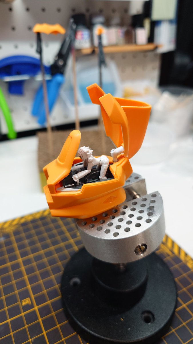 air_ship5's tweet image. 紅蓮聖天八極式のコックピット部分スカスカだったので昔作ったメカコレクションの紅蓮弍式からコックピット移植して開閉部分も分割してみた🤗