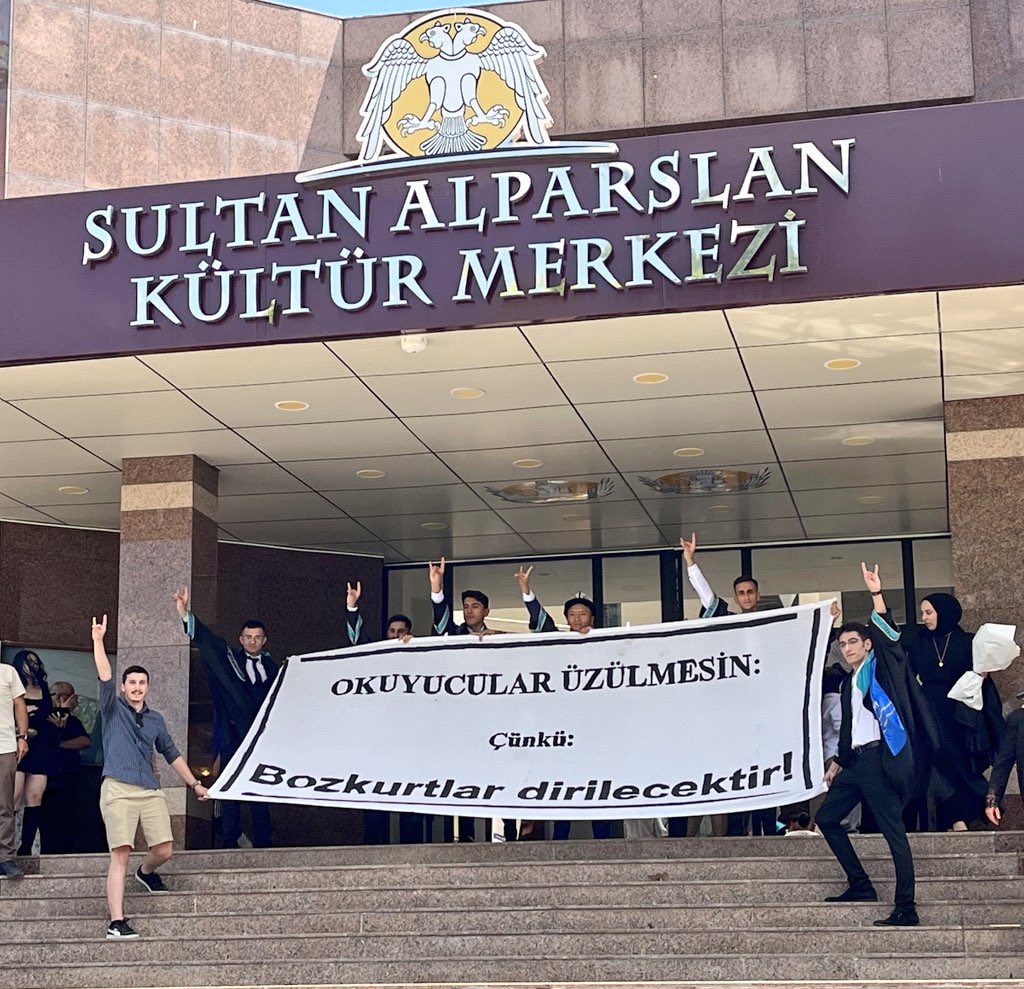 Selçuk Üniversitesi tarih bölümü mezuniyeti!

BOZKURTLAR DİRİLECEKTİR!