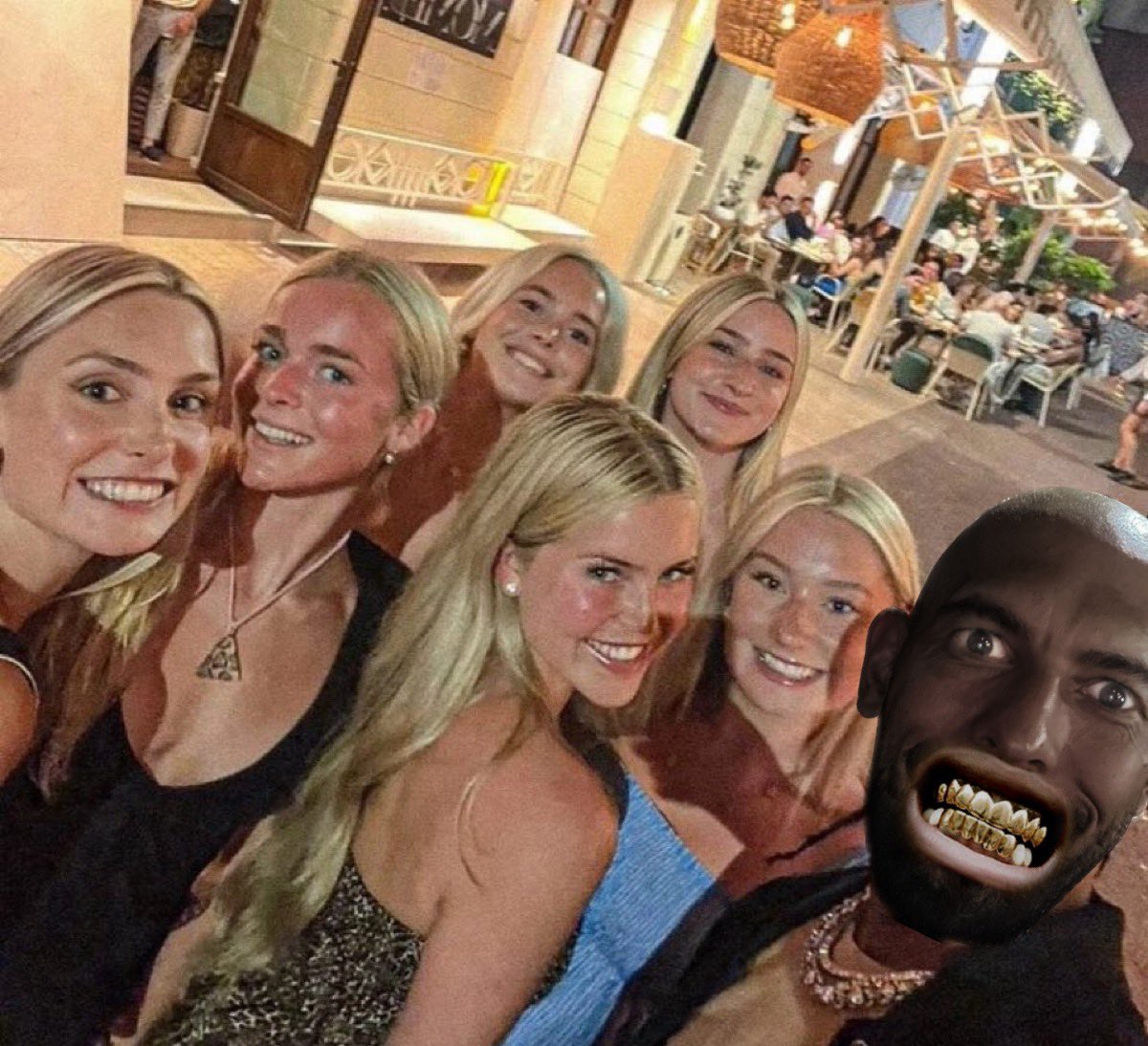 cryptody_news's tweet photo. @DailyLoud bet they would rather take a pic with him https://t.co/IZCXXdGDci