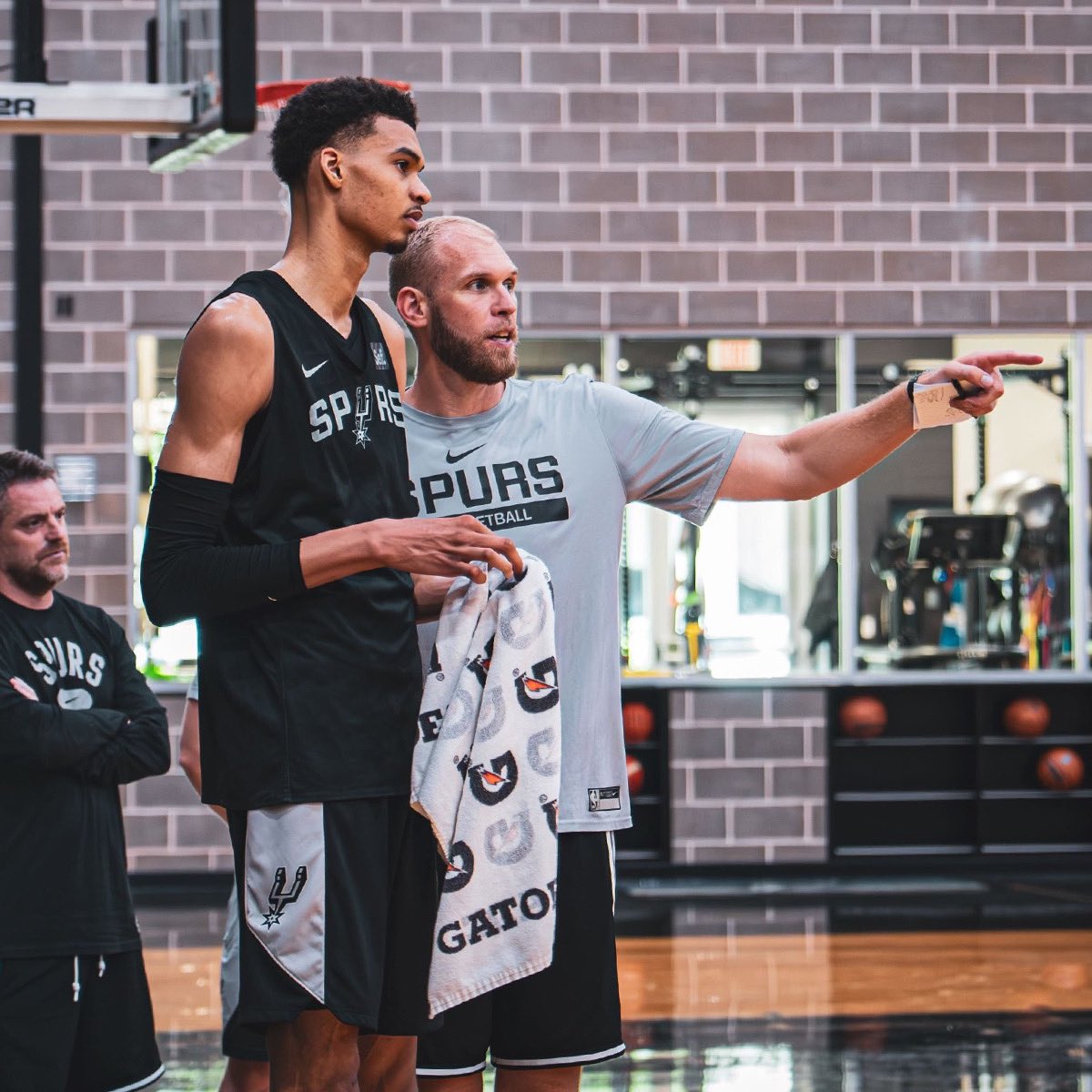 A familiar face bringing NBA experience

Excited to welcome Greg Stiemsma back to Wisconsin on staff as director of player development!

INFO | 📰 go.wisc.edu/a0jqxo
