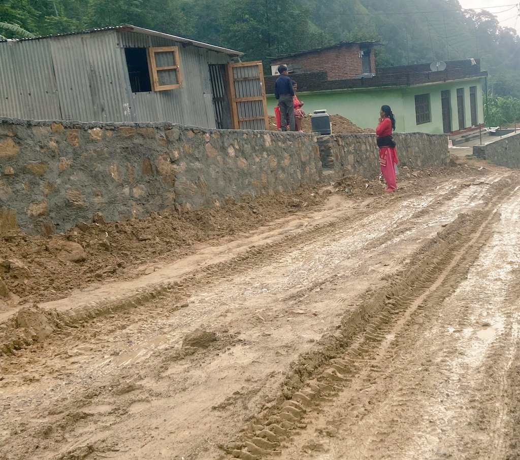 ए सरकार,के छ विचार ? 
रोपाईं होर कुर्न असार ?
मेरो घरको बाटो हिलाम्यै छ
धान फलाउने भए फलाईदेऊ !
ए सरकार, खान्छु म नि मानाचार
चलाउँछू म नि घरबार
गाह्रो छ, मेरो नि व्यवहार !
ए सरकार, किन यस्तो अत्याचार ? 
सधैँ यस्तो लाचार
कि घरको बाटो बनाई देऊ 
कि रोपाई गर्न मलाई देऊ !