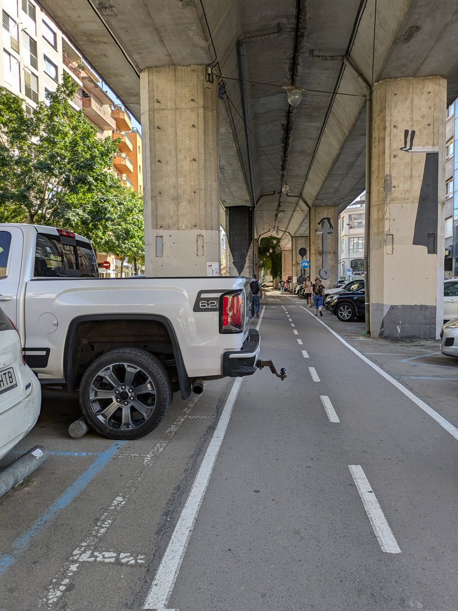 Sr_Pusa's tweet photo. Ha anat de poc que em menjo la bola d'aquest cotxe, al carril bici de Bonastruc ça Porta de Girona. S'ha de ser molt cabró per deixar el cotxe així.
@pmgirona @Girona_Cat @moutenbici @alcaldegi @llsalellasvilar https://t.co/oKSD9f0xos