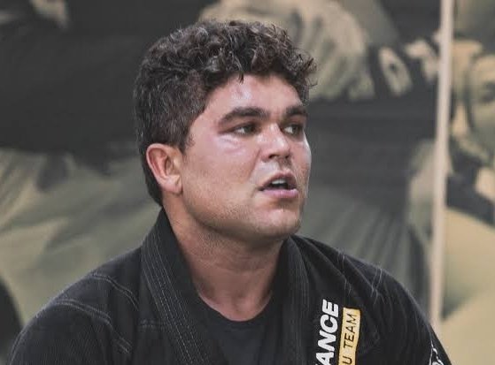 MUITO TRISTE: estão lembrados do empresários que falou uma série de fanfarronagens sobre não contratar esquerdistas? Agora sua empresa está SENDO INVESTIGADA depois de sofrer ao menos 20 denúncias. Ele próprio se entregou ao afirmar que os funcionários trabalhavam 80 horas