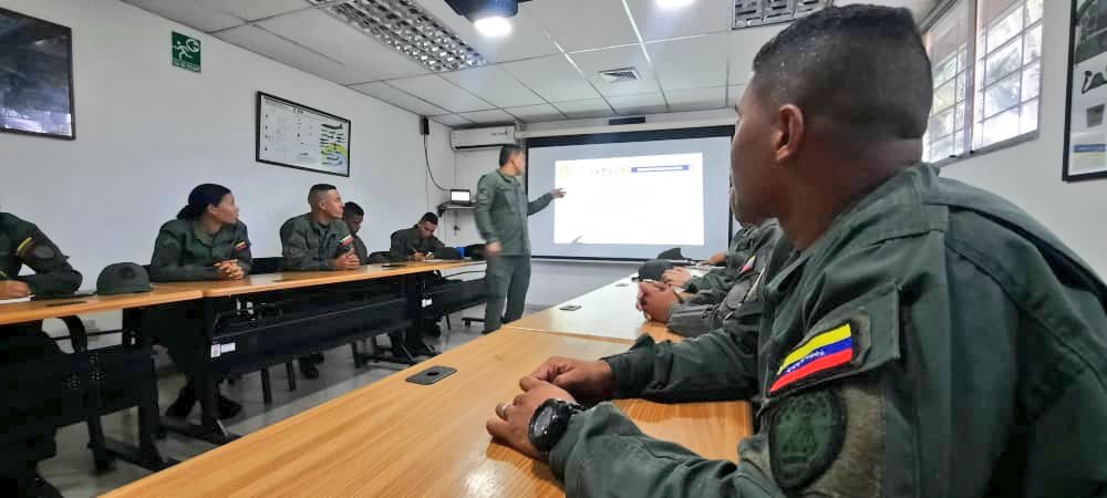 civiscea50's tweet photo. 📢 #Entérate || En coordinación con el Defensor Militar del estado Yaracuy, se dictó conferencia sobre delitos, faltas e ilícitos electorales al personal profesional de este centro de entrenamiento aeronáutico.
#PoesíaMundialEnVenezuela
#FANB
#SoloUnidosVenceremos
#CEA50
#10Jul https://t.co/P0lYFmoK52