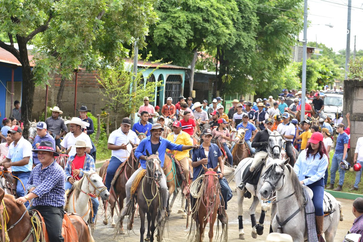 Comandant3Perro's tweet photo. Las Fiestas Patronales en la Tierra del Quesillo, arrancaron tomándose las calles en alegría de vivir en paz 
#4519LaPatriaLaRevolución 
#CaminamosHaciaNuevasVictoria
#UnidosEnVictorias https://t.co/cujEHaudHf