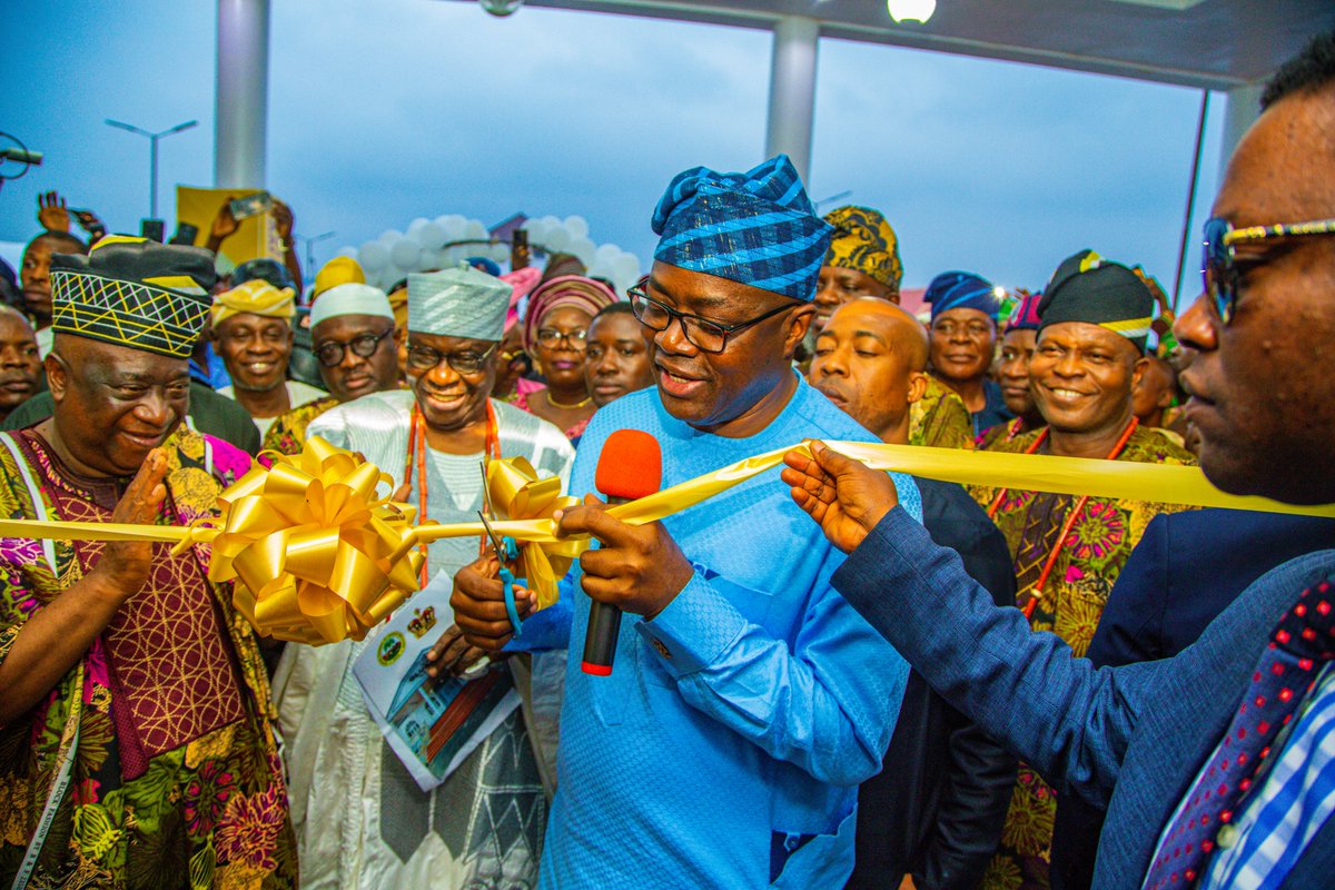 seyimakinde's tweet photo. This evening, we commissioned the new Olubadan Palace in Ibadan. The event gave us an opportunity to acknowledge and thank everyone who made it possible including former Governor Abiola Ajimobi who started it, the former President of the Central Council of Ibadan Indigenes (CCII), Chief O. O. Bello, Chief Bayo Oyero, and all Ibadan indigenes who contributed to make the project a reality.