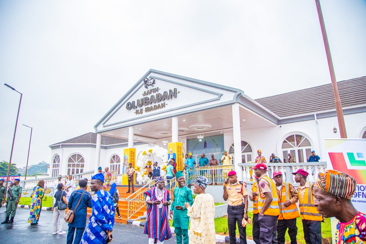 seyimakinde's tweet photo. This evening, we commissioned the new Olubadan Palace in Ibadan. The event gave us an opportunity to acknowledge and thank everyone who made it possible including former Governor Abiola Ajimobi who started it, the former President of the Central Council of Ibadan Indigenes (CCII), Chief O. O. Bello, Chief Bayo Oyero, and all Ibadan indigenes who contributed to make the project a reality.