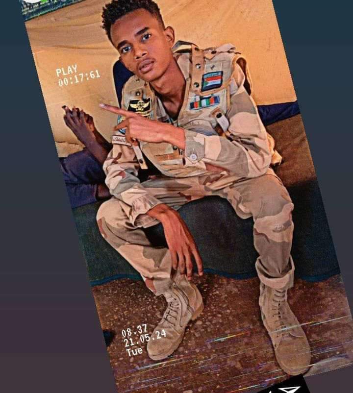 hamad12498's tweet photo. البطل دا من اسود الكدرو استشهد اليوم عليك الله ارفعو الناس تدعي ليو 
اسمو مهند محمد اسماعيل من سنار محلية السكر 
والله العظيم من بدت الحرب م جاء لي اهلو
اللهم ارحمه واغفر له ويسكنه فسيح جناته https://t.co/DZA9k7Vw39