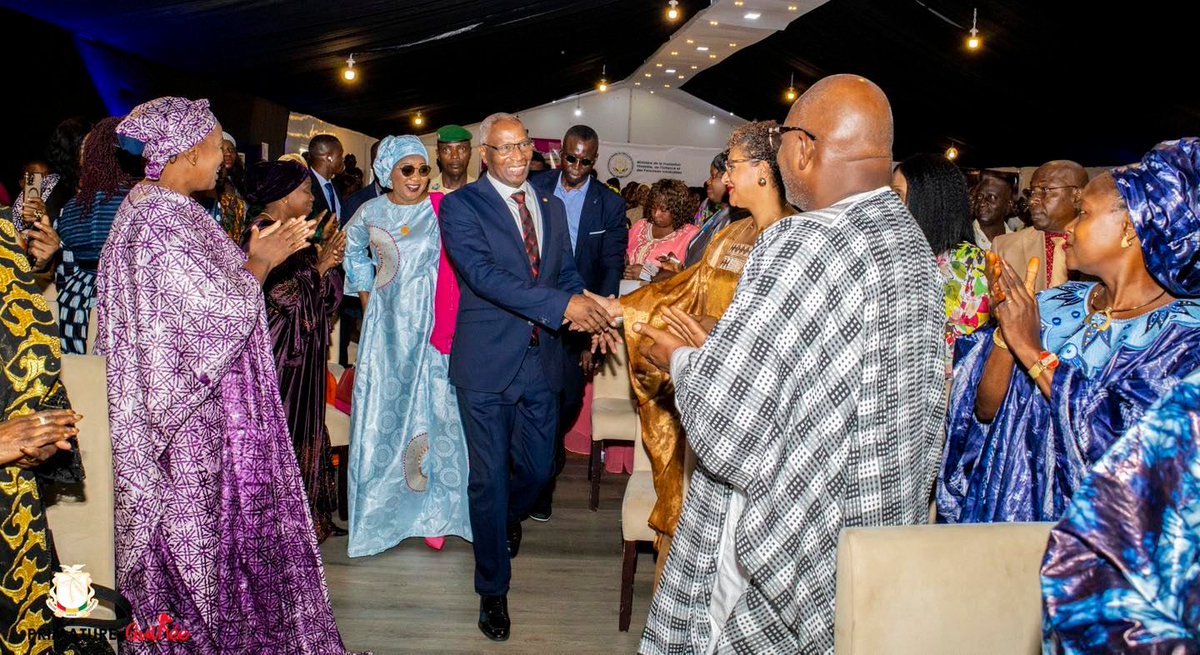PrimatureGN's tweet photo. Madame Djelika YEO, Présidente du #FIED a invité ses sœurs guinéennes à la bravoure, l’engagement et la détermination au quotidien, pour que la femme africaine ait désormais sa propre boussole d’émancipation et d’épanouissement : « on peut partir de rien et devenir quelqu’un »,ajoute-t-elle.
Le @PMGUINEE17 a assuré que le gouvernement qu’il coordonne s’active pour promouvoir les femmes. Il a souligné l’importance de leur participation accrue dans tous les domaines, promettant des mesures concrètes pour favoriser leur émancipation et leur autonomisation : « L’un des piliers les plus essentiels, qu’est le social, est porté par une femme. Vous avez de grandes missions. La conscience de votre mission vous a mené à prendre à bras-le-corps l’implication des femmes de divers horizons afin de progresser ensemble ».
La présence du Chef du Gouvernement à cette cérémonie illustre l’importance cruciale que le Président de la République accorde à la participation active des femmes au développement socio-économique du pays.
#PrimatureGN #MPFEPV #FIED