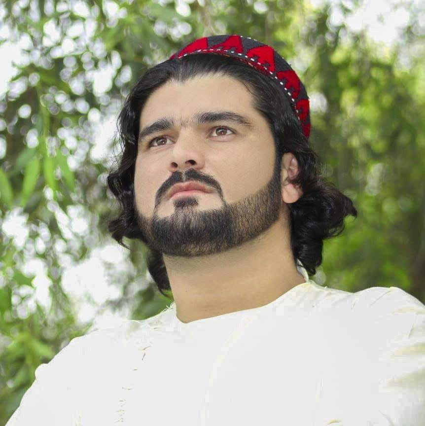 AzizHotaki's tweet photo. لحده نیسه یې قرار په ��ېږ کې
یو دردېدلی او خوږمن در سپارو

دي پرهرونه یې د ستورو په شان
د کهکشان زخمي بدن در سپارو

درویش درانی

#ګیلامن https://t.co/oOgC1UG110