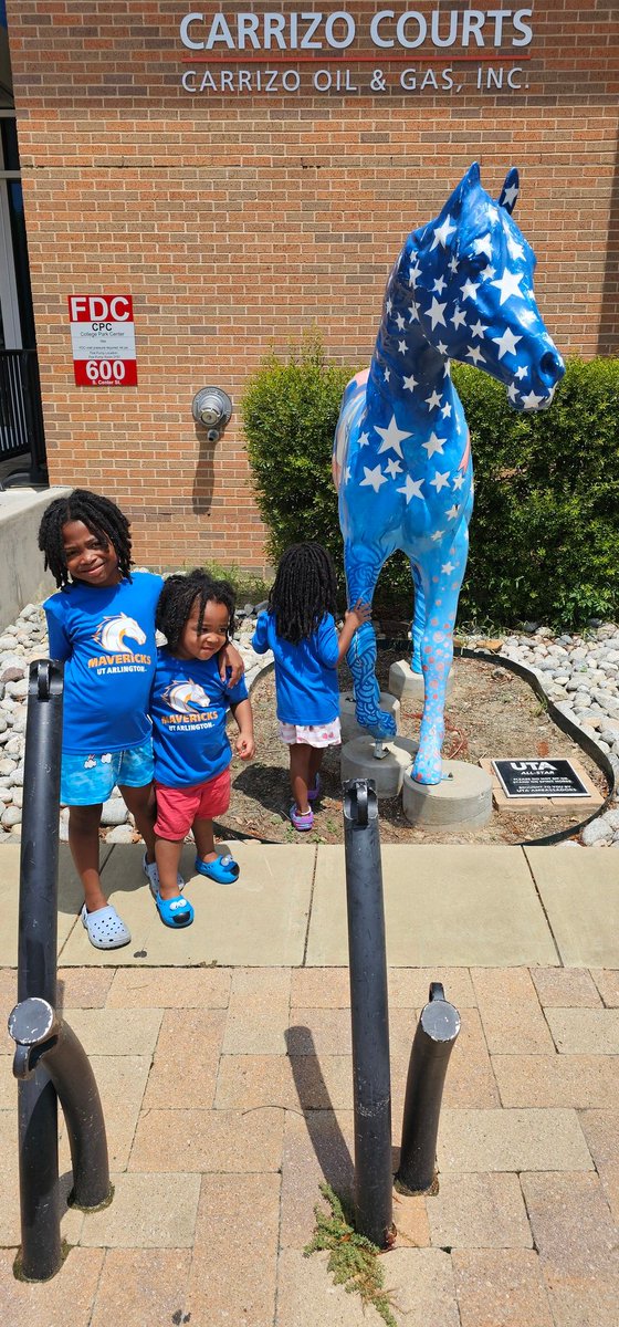 cedrickfinnie's tweet photo. More propagandizing my kids 🐎💙🧡🤙🏾 @UTAAlumni @UTAMAVS @UTAMavsWBB #FutureLadyMavs #FutureMav https://t.co/S90ZysBd9P