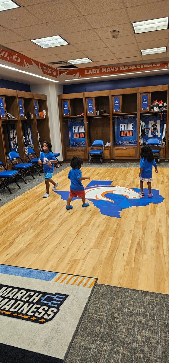 cedrickfinnie's tweet photo. More propagandizing my kids 🐎💙🧡🤙🏾 @UTAAlumni @UTAMAVS @UTAMavsWBB #FutureLadyMavs #FutureMav https://t.co/S90ZysBd9P