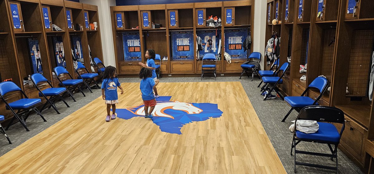 cedrickfinnie's tweet photo. More propagandizing my kids 🐎💙🧡🤙🏾 @UTAAlumni @UTAMAVS @UTAMavsWBB #FutureLadyMavs #FutureMav https://t.co/S90ZysBd9P