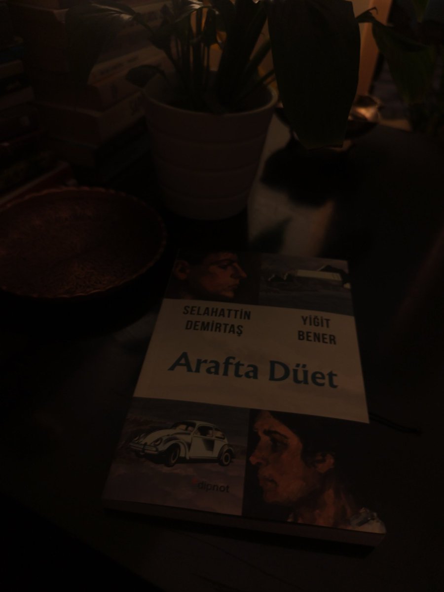 ''Gittim. Herkesin yapmayı içten içe isteyip de cesaret edemediği o şeyi yaptım. ''
AraftaDüet
#SelahattinDemirtaş #YiğitBener
<a href="/DipnotY/">Dipnot Yayınları</a> 
#selahattdemirtaşaözgürlük