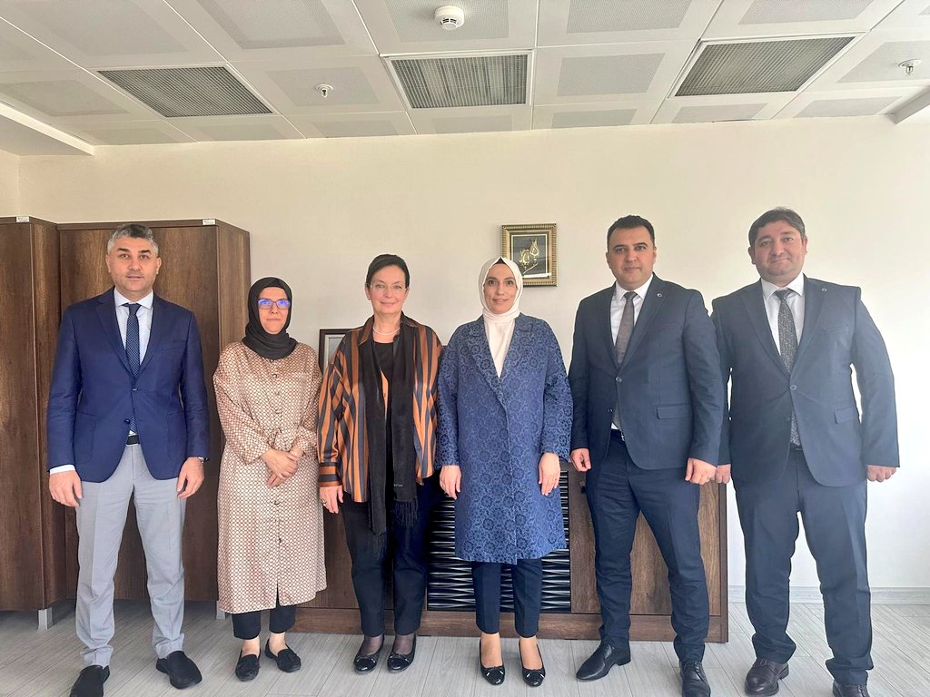 aytenaydin53's tweet photo. Çalışma Bakanlığı
Bakan Müşaviri olarak atanan  @aysgl_ern_ozdmr Başkanımıza nazik ev sahipliği
için teşekkür eder başarılar dilerim.
Güzel çalışmalara imza atan @TurkiyeIsKurumu
Genel Müdürü Samet Güneş ve ekibiyle tanışmaktan mutluluk duydum
Enerjileri bol
Başarıları daim olsun https://t.co/RCCP1obOXk
