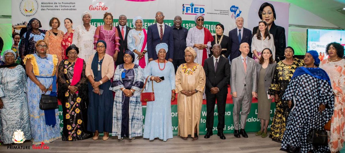 PrimatureGN's tweet photo. Madame Djelika YEO, Présidente du #FIED a invité ses sœurs guinéennes à la bravoure, l’engagement et la détermination au quotidien, pour que la femme africaine ait désormais sa propre boussole d’émancipation et d’épanouissement : « on peut partir de rien et devenir quelqu’un »,ajoute-t-elle.
Le @PMGUINEE17 a assuré que le gouvernement qu’il coordonne s’active pour promouvoir les femmes. Il a souligné l’importance de leur participation accrue dans tous les domaines, promettant des mesures concrètes pour favoriser leur émancipation et leur autonomisation : « L’un des piliers les plus essentiels, qu’est le social, est porté par une femme. Vous avez de grandes missions. La conscience de votre mission vous a mené à prendre à bras-le-corps l’implication des femmes de divers horizons afin de progresser ensemble ».
La présence du Chef du Gouvernement à cette cérémonie illustre l’importance cruciale que le Président de la République accorde à la participation active des femmes au développement socio-économique du pays.
#PrimatureGN #MPFEPV #FIED