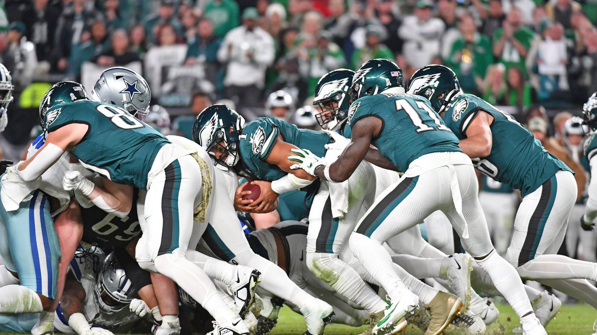 INSANE: #Eagles QB Jalen Hurts has 22 TDs from the 1 yard line since 2021... no-one else has more than 14.

The tush push is one of the best plays in the game.

(Via <a href="/SharpFootball/">Warren Sharp</a>)