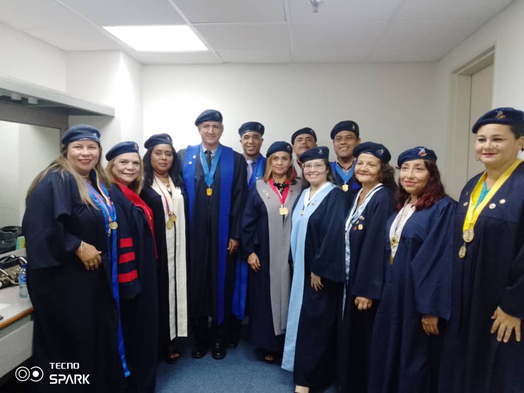 IdiomasubvZ's tweet photo. Felicitaciones a los graduandos de la UBV Zulia .Excelente organización de este acto de grado,gracias al personal de la sede Cacique Mara y a los entes involucrados para que fuera posible . https://t.co/AqWAmTluVm