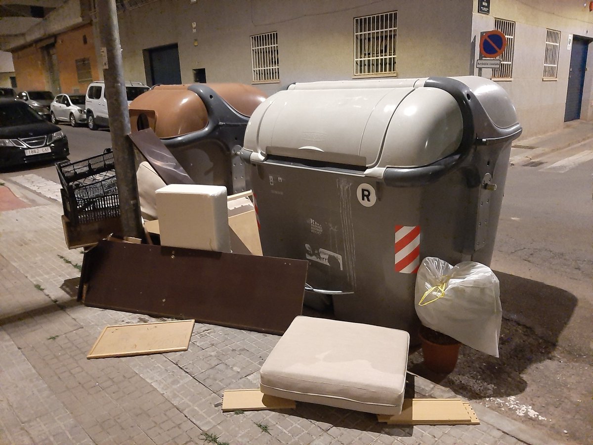 champedro's tweet photo. C Guipuscoa 3
#terrassabruta #terrassaincivica 
@ajterrassa @jordi_ballart 
El calor anima el incivismo https://t.co/wVCNz3AFZN