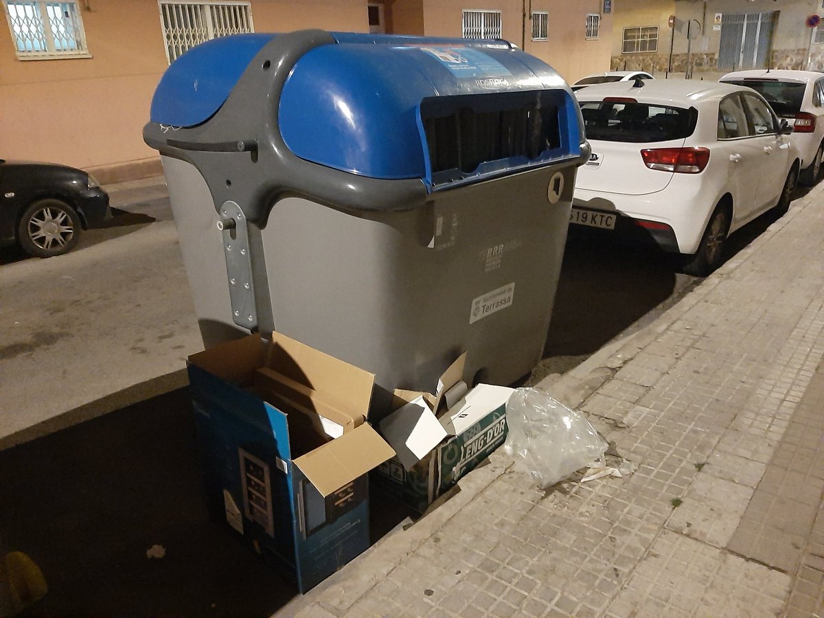 champedro's tweet photo. C Guipuscoa 3
#terrassabruta #terrassaincivica 
@ajterrassa @jordi_ballart 
El calor anima el incivismo https://t.co/wVCNz3AFZN