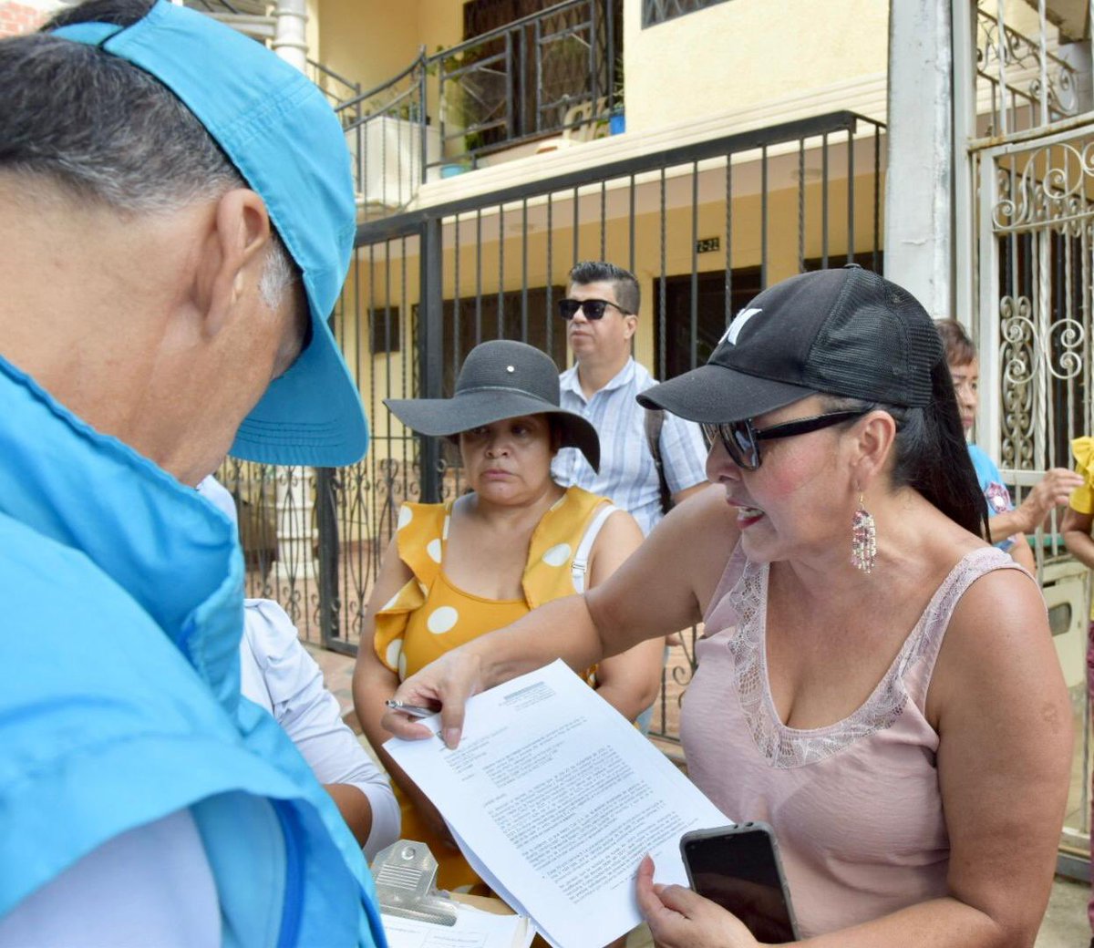 personeriacali's tweet photo. #AEstaHora l La Personería de Cali acompaña a la comunidad en el seguimiento de los compromisos adquiridos para la reconstrucción del canal de la carrera 1A6, entre las calles 70 y 73A, en la comuna 6 de la ciudad, junto a @DagmaOficial @EMCALIoficial e @InfraesCali. https://t.co/ADfb5e6XIF