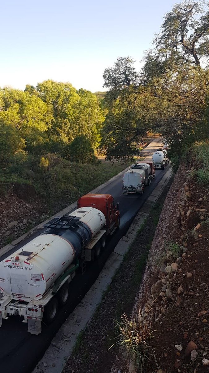 CuencaRioSonora's tweet photo. @SonoraSeguridad @gobiernosonora @AlfonsoDurazo 🙌 El pueblo sigue en resistencia a pesar de la presencia policíaca intermitente.
El bloqueo ciudadano en #Bacoachi continúa impidiendo que pipas de #GrupoMéxico extraigan agua.

👉Seguimos llamando a @gobiernosonora a garantizar los derechos humanos de la ciudadanía. https://t.co/cUHne23imn