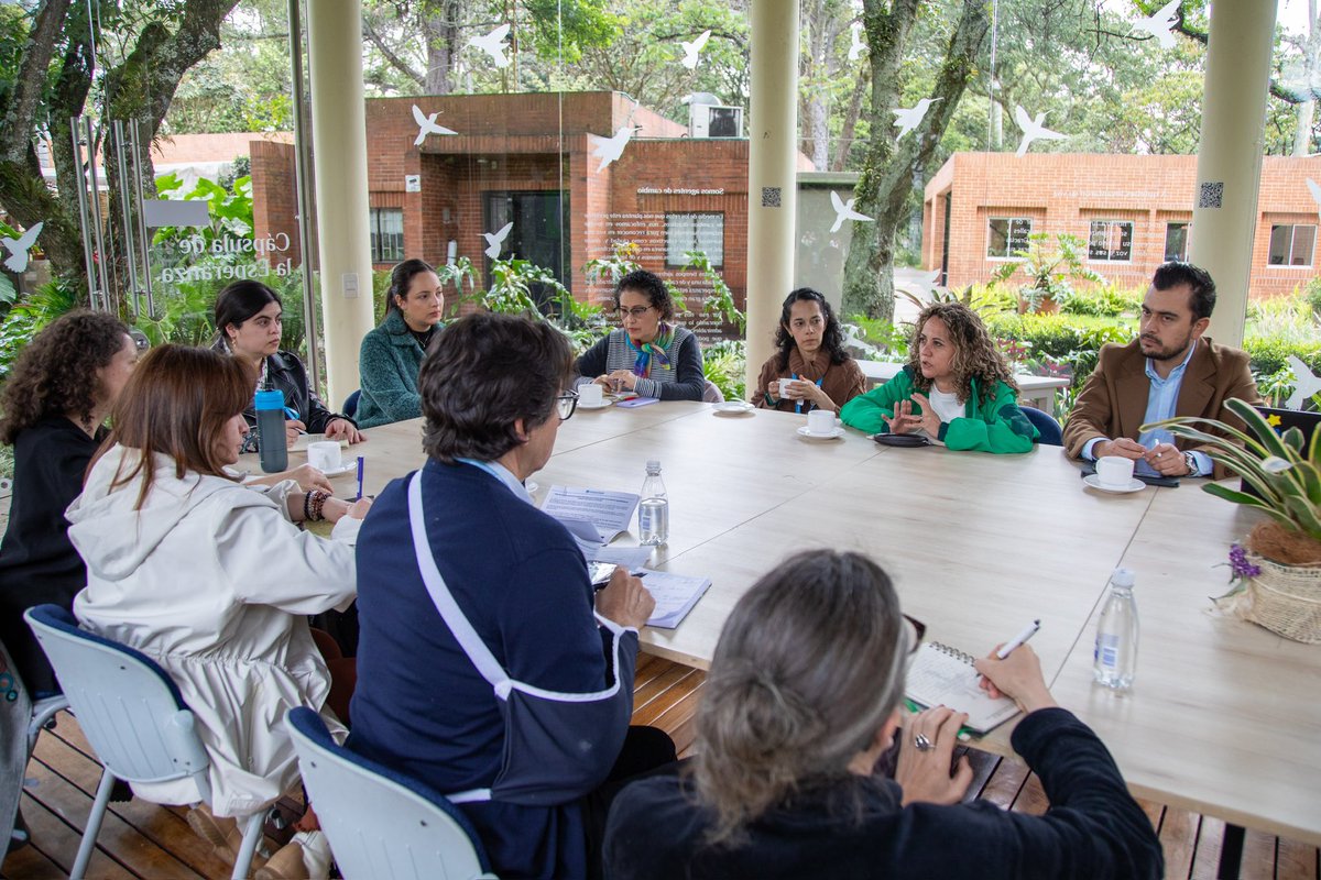 1/2
🌿 Nos reunimos con el representante de <a href="/FAO_Colombia/">FAO Colombia</a>, <a href="/AZimmermannFAO/">Agustín Zimmermann</a>, y la Consultora en Sistemas Alimentarios (Gobernanza), Sara Granados, de la Oficina Regional de la <a href="/FAOAmericas/">FAO Américas</a> (FAORLC), para colaborar en iniciativas sobre la agenda urbana alimentaria...