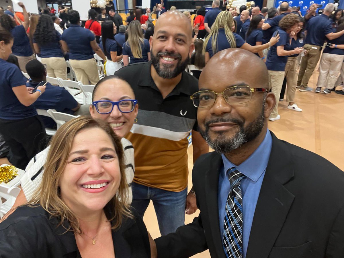 vicefranco's tweet photo. Day ☝️ of Synergy 2024 complete. It was great to get ready for the new school year and kick off with all these informational workshops. #timetogetsynergized #settingthegoldstandard @MDCPS @MDCPSCentral @HMFlagler_ES @Synergy_MDCPS https://t.co/HHl5U9zT7K