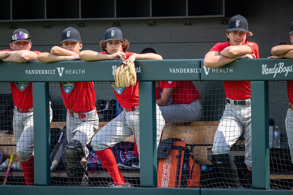 ftrstarsseries's tweet photo. When the offensive coordinator calls an audible from the sideline in football #meerkat #OMAHAOMAHA #everybodylook 

#WeGotNow @NB_Baseball #Nashville #NBFSS https://t.co/D47vDhZwld