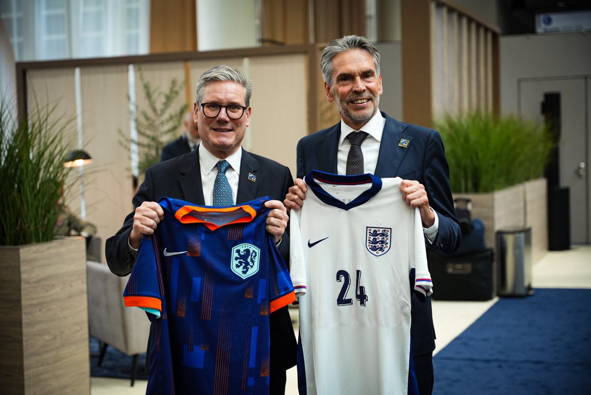 Congratulations with the win <a href="/LindsayCAppleby/">Lindsay Appleby</a> and <a href="/theshaunsutton/">Shaun Sutton</a> 

Our prime ministers exchanged shirts in Washington during the NATO summit