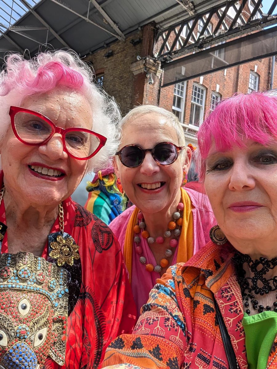 dyslxicRant's tweet photo. What would I do without these amazing people bringing so much colour and joy to my life?! #colours #colourwalk #colourwalklondon #art #artist #ArtistsOfTwitter https://t.co/qJi44hJl5R