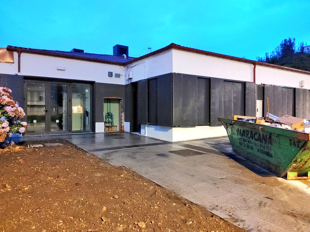 EloyTP's tweet image. #Coruña - Finalizando la reforma del Centro Cívico del Birloque.

Hoy se quitaron las vallas 🚧 del exterior.