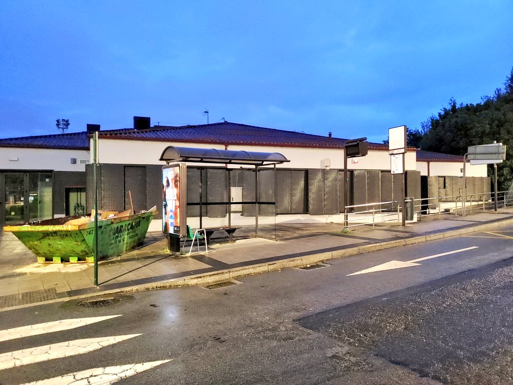 EloyTP's tweet image. #Coruña - Finalizando la reforma del Centro Cívico del Birloque.

Hoy se quitaron las vallas 🚧 del exterior.