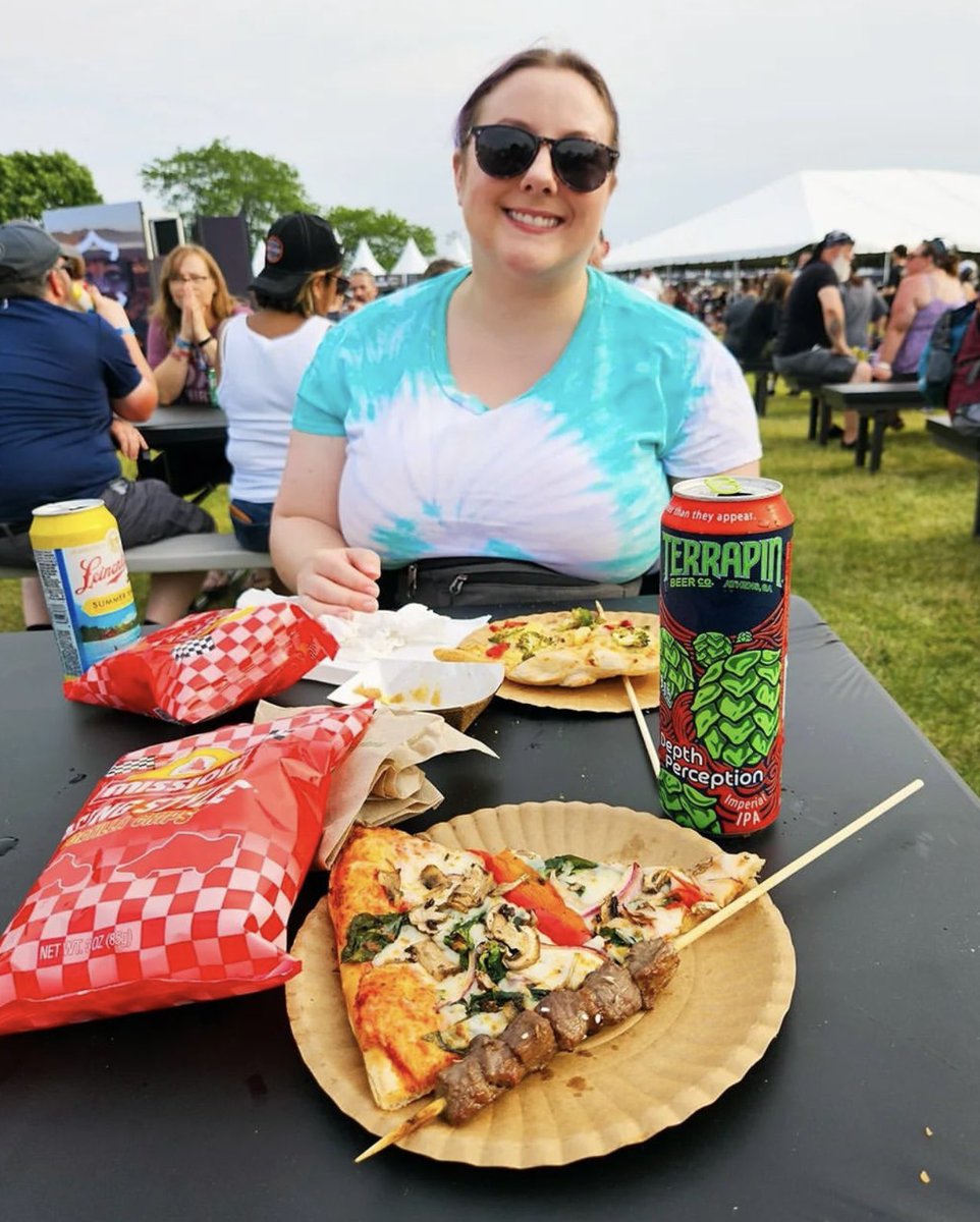 pizzanovapizza's tweet photo. Money can't buy happiness, but it can buy a slice of Veggie &amp; the Full Effect 😉🍕🍅

#whereispizzanova #findusatpizzanova #foodvendor #festivalfood #festyfam #eventcatering #musicfestivallife #musicfestival #pizza #cheesy #veggiepizza https://t.co/dE2bsWdPg4