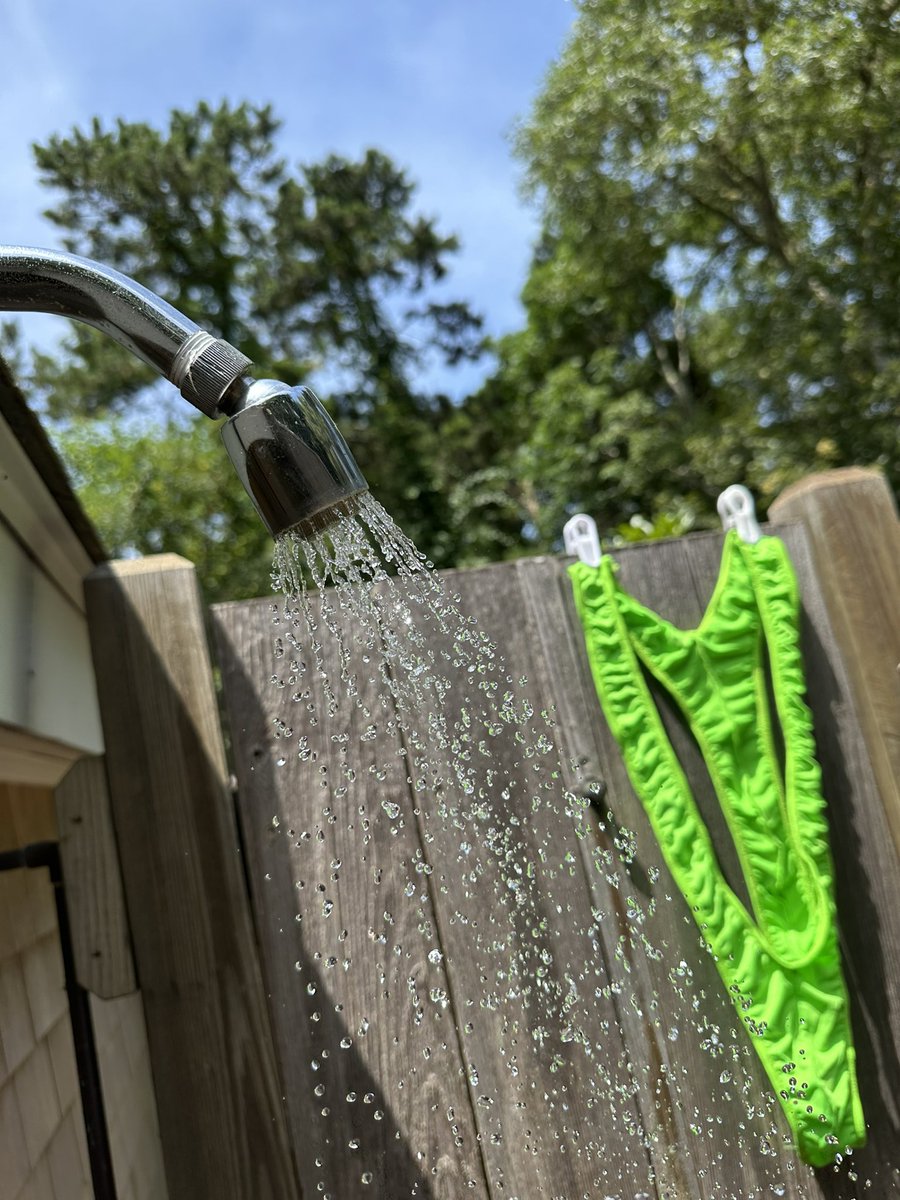 SowsersCastle's tweet photo. Outdoor showers > ☀️🏖️🚿 https://t.co/j5dvH2D8z4