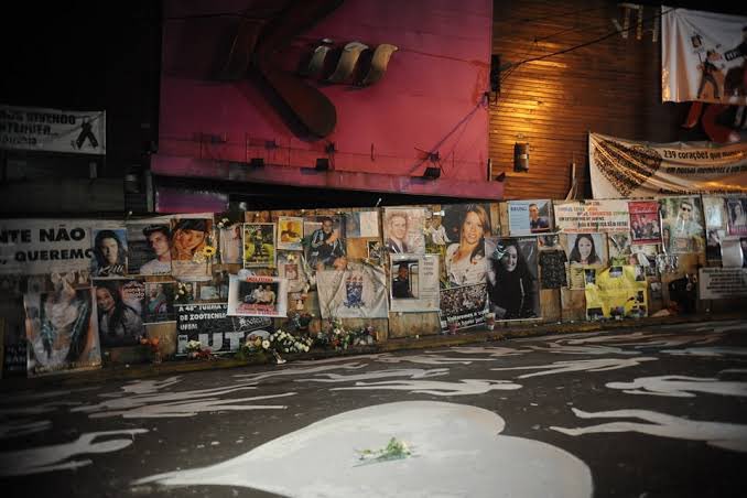 choquei's tweet photo. 🚨BRASIL: O prédio da Boate Kiss começou a ser demolido 11 anos após a tragédia que matou 242 pessoas em Santa Maria, no Rio Grande do Sul.

No local, será construído um memorial em homenagem às vítimas. https://t.co/SxTjSyWwvX