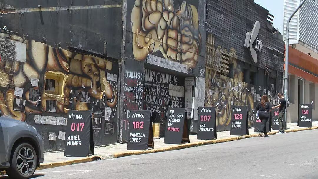 choquei's tweet photo. 🚨BRASIL: O prédio da Boate Kiss começou a ser demolido 11 anos após a tragédia que matou 242 pessoas em Santa Maria, no Rio Grande do Sul.

No local, será construído um memorial em homenagem às vítimas. https://t.co/SxTjSyWwvX