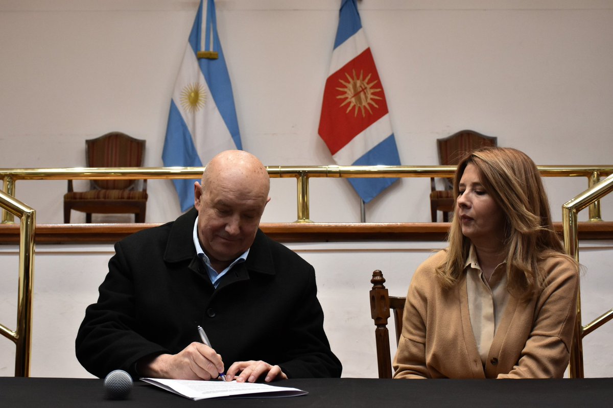 GobiernoSDE's tweet photo. El #IOSEP se incorporó al #GobiernoInteligente 📲

👉🏻 Se firmaron convenios para la incorporación del IOSEP al Gobierno Inteligente, mediante el Sistema de Interoperatibilidad de Datos Digitales que permite hacer más eficiente la gestión y mejorar los servicios a los ciudadanos. https://t.co/EQwIG63A7G