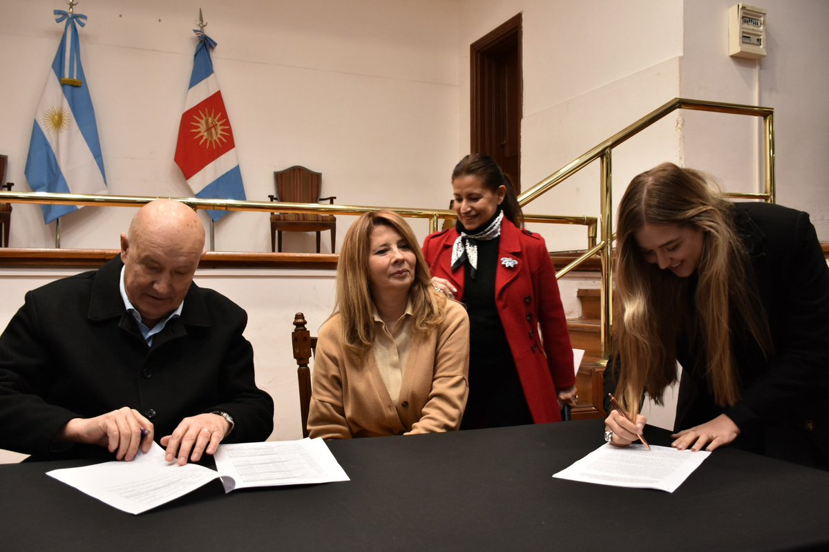 GobiernoSDE's tweet photo. El #IOSEP se incorporó al #GobiernoInteligente 📲

👉🏻 Se firmaron convenios para la incorporación del IOSEP al Gobierno Inteligente, mediante el Sistema de Interoperatibilidad de Datos Digitales que permite hacer más eficiente la gestión y mejorar los servicios a los ciudadanos. https://t.co/EQwIG63A7G