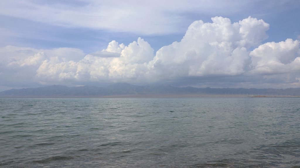 LUMaxime's tweet photo. Visited Sayram Lake，one of the most famous sites in Xinjiang.

作为伊犁河谷旅游路线必打卡点，赛里木湖，以往来过几次，都是晴天。

这次是我第一次在阴雨天看赛里木湖。

岸边野花草丛，远处乌云压顶、雨幕垂帘，又有仙境缥缈，伙伴们留影不少。 https://t.co/Tk8ogJvxyo
